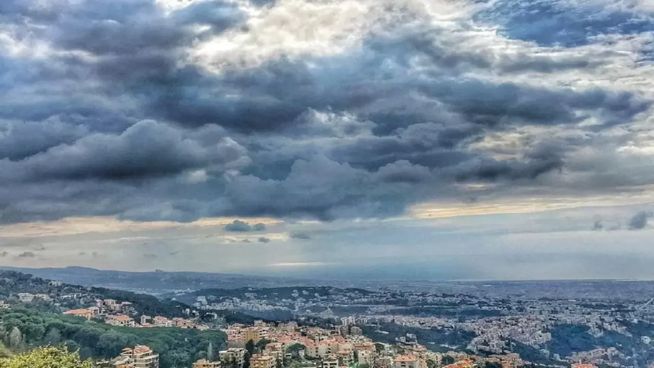 تقلبات جوية مرتقبة تشمل هطول أمطار وثلوج خفيفة مع تحذيرات من خطر الجليد